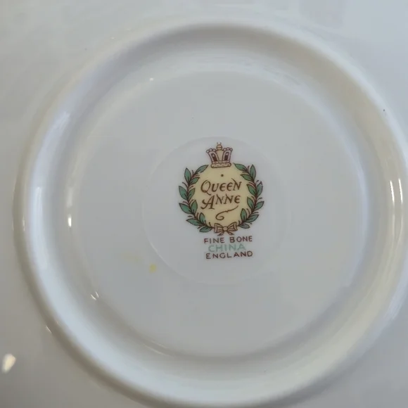 Queen Anne Fine Bone China Yellow Gold Filigree Teacup & Saucer Set - Picture 6 of 11